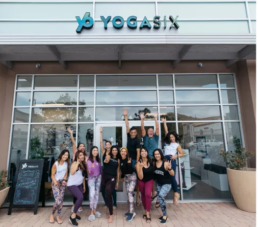 YogaSix Community YogaSix Community vor dem Eingang eines Studios