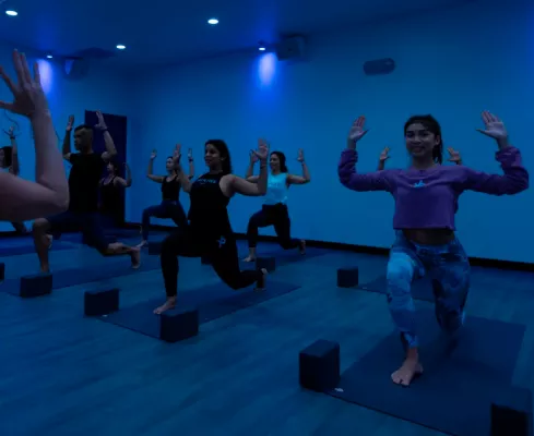 Teilnehmer:innen im Yoga-Kurs
